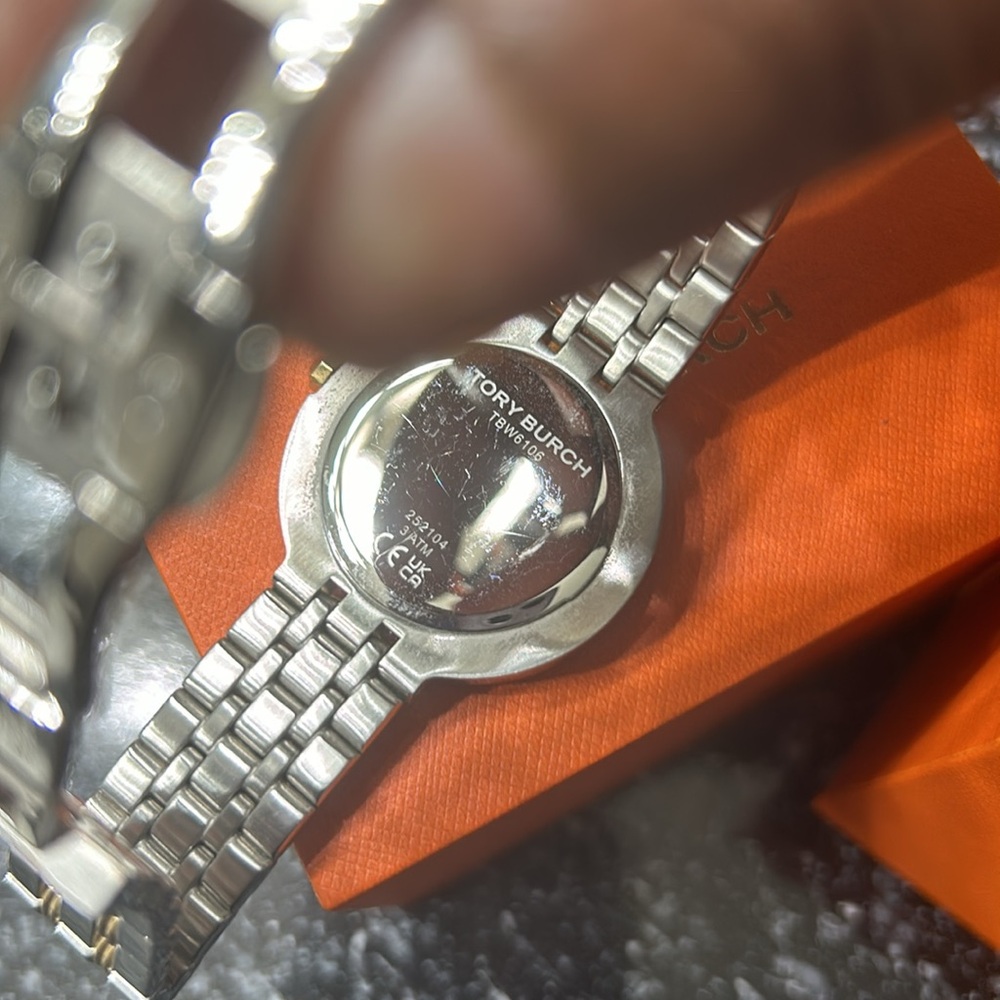 Tory Burch's 2-tone luxury bracelet watch: where punctuality meets pure style - Picture 3 of 5